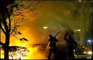 آتش نشان های فرانسوی درحال اطفای حريقی در ليون